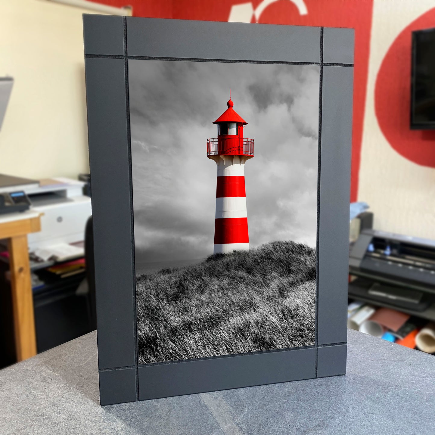 CUADRO DECORATIVO DE MADERA FARO ROJO EN PAISAJE BLACO Y NEGRO