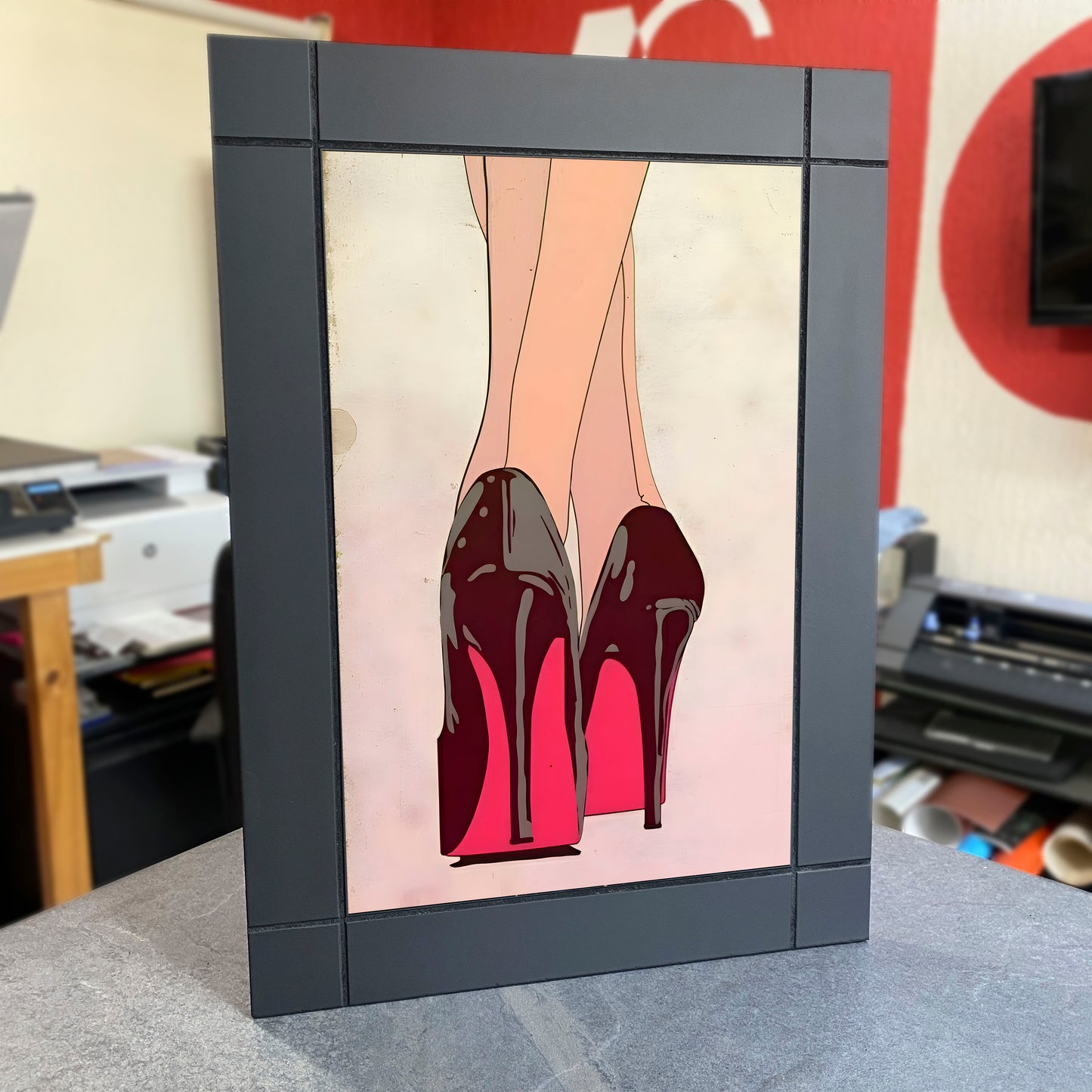 CUADRO DECORATIVO DE MADERA PIERNAS MUJER CON TACONES Y SUELA ROJA