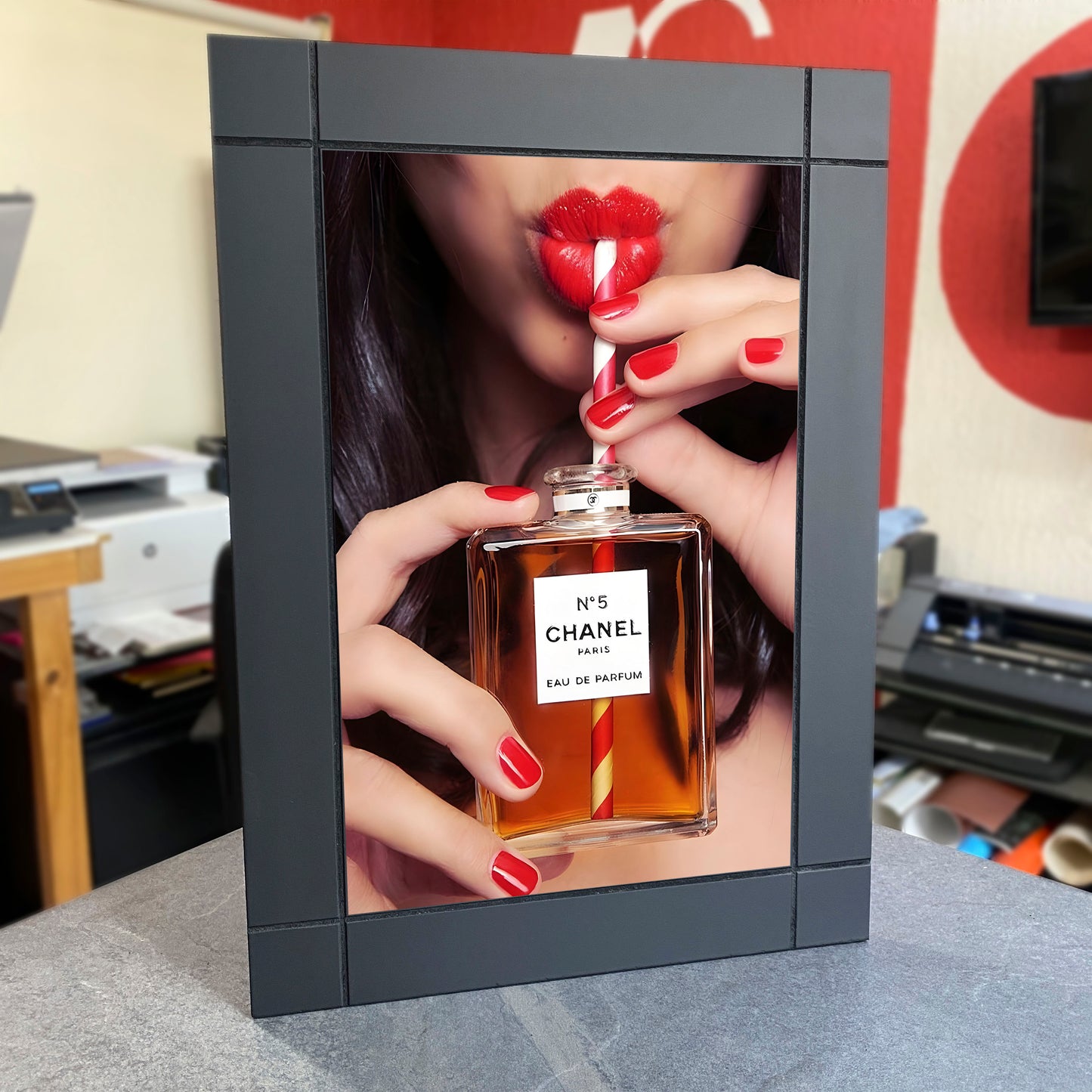 CUADRO DECORATIVO DE MADERA MUJER LABIOS BEBIENDO PERFUME FASHION