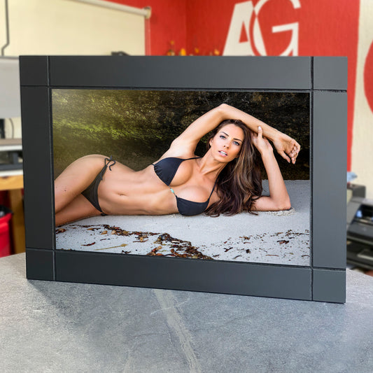CUADRO DECORATIVO DE MADERA JANNA BRESLIN BIKINI