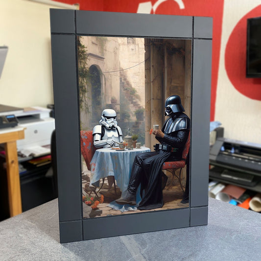 CUADRO DECORATIVO DE MADERA DART VADER TOMANDO CAFE CON STORMTROOPER