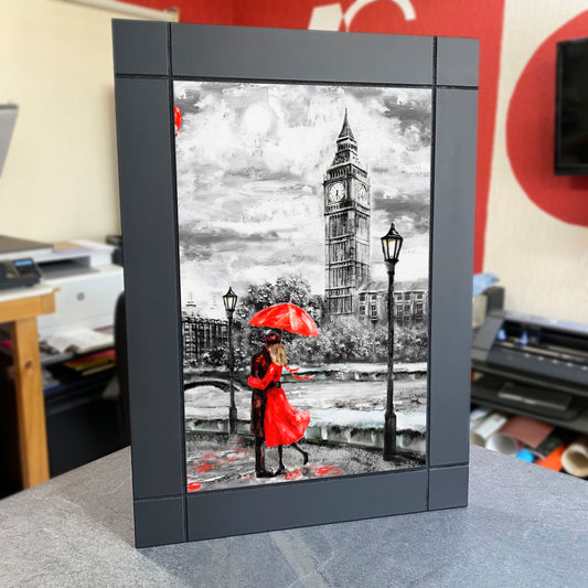 CUADRO DECORATIVO DE MADERA PAREJA BESO SOMBRILLA LONDRES RELOJ ROJO