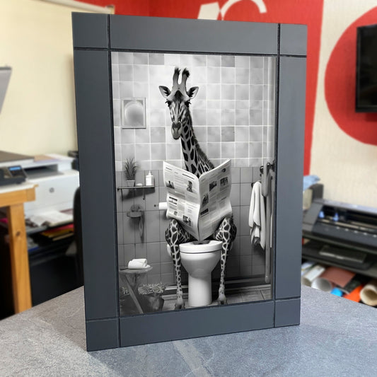 CUADRO DECORATIVO DE MADERA JIRAFA SENTADA  EN EL BAÑO  PERIODICO
