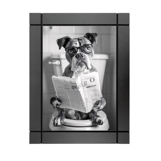 CUADRO DECORATIVO DE MADERA PERRO BOXER LEYENDO EN EL BAÑO