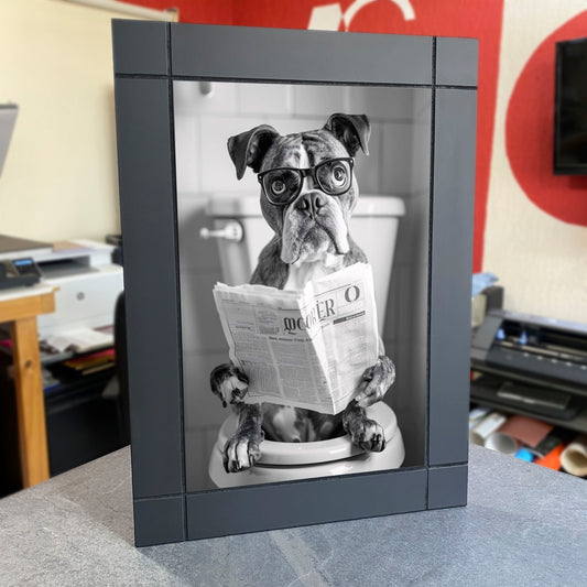 CUADRO DECORATIVO DE MADERA PERRO BOXER LEYENDO EN EL BAÑO