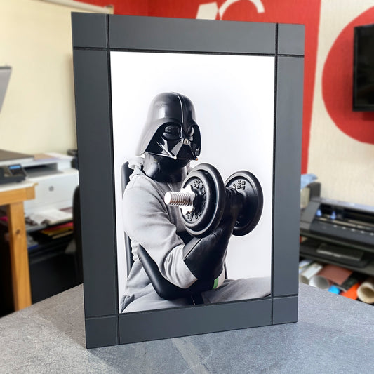 CUADRO DECORATIVO DE MADERA VADER EN EL GYM MANCUERNA GIMNASIO