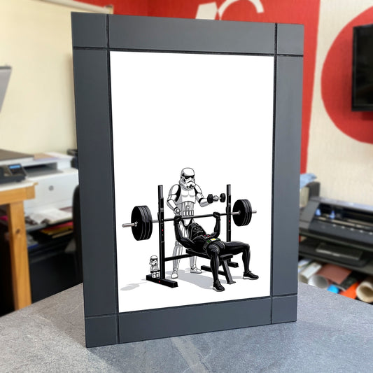 CUADRO DECORATIVO DE MADERA STORMTROOPER Y DART VADER HACIENDO PECHO GYM