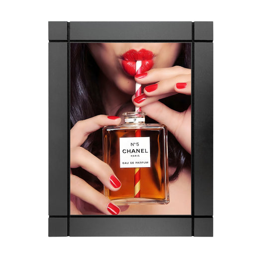 CUADRO DECORATIVO DE MADERA MUJER LABIOS BEBIENDO PERFUME FASHION