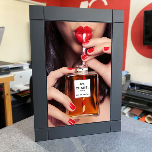 CUADRO DECORATIVO DE MADERA MUJER LABIOS BEBIENDO PERFUME FASHION