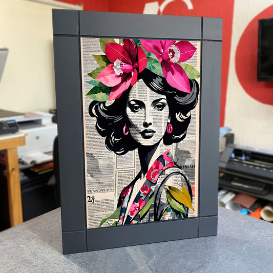 CUADRO DECORATIVO DE MADERA MUJER ELEGANTE PERIODICO ROSA