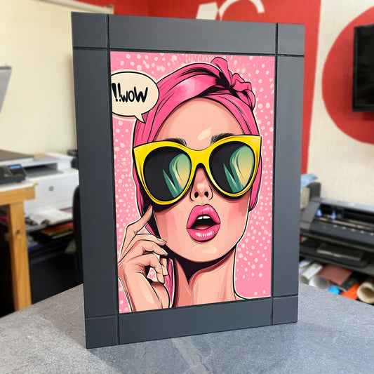 CUADRO DECORATIVO DE MADERA MUJER LENTES RETRO POP ART ROSA