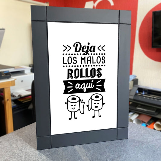 CUADRO DECORATIVO DE MADERA DEJA MALOS ROLLOS AQUI BAÑO FRASE