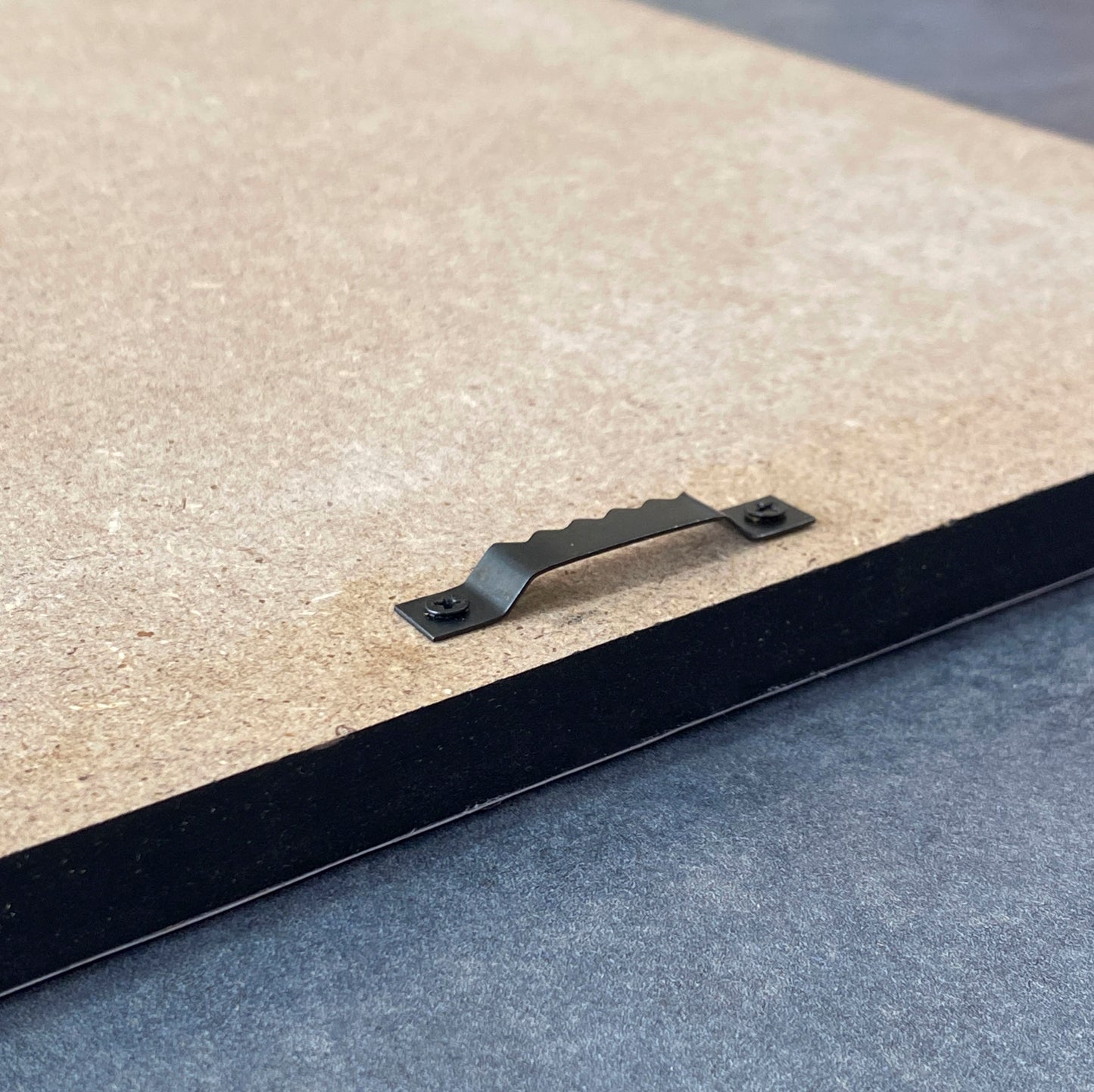 CUADRO DE MADERA SIN MARCO AMPERSAND TIPOGRAFIA MARMOL NEGRO