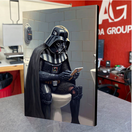 CUADRO DE MADERA SIN MARCO DART VADER EN EL BAÑO