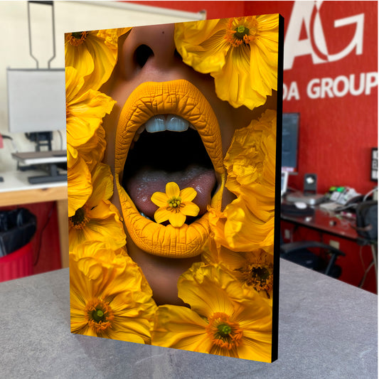 CUADRO DE MADERA SIN MARCO BOCA LABIOS AMARILLOS FLORES